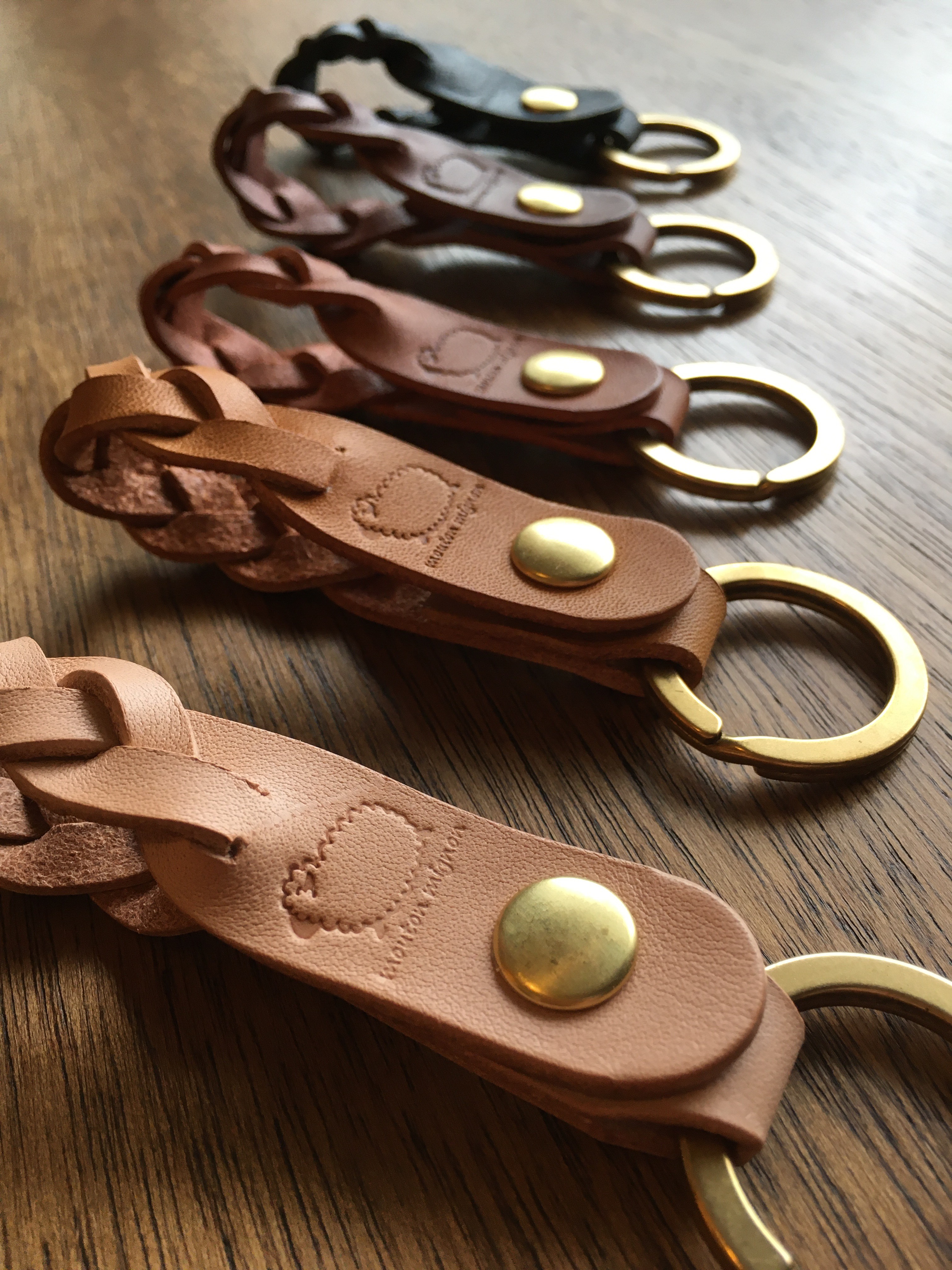 栃木レザーと熊爪のキーホルダー鱒デザイン 栃木レザーと熊爪のキーホルダー鱒デザイン