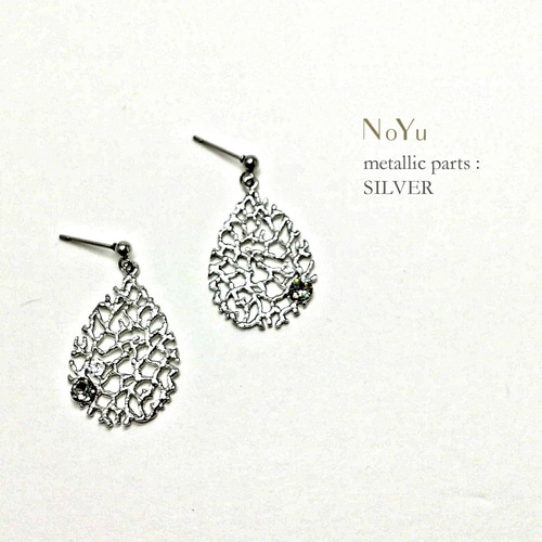 SUS316□スワロフスキーが煌めくメタルドロップピアス＜シルバー