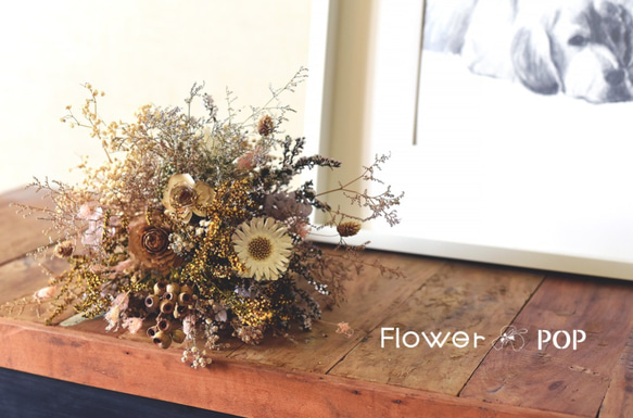 太陽。非常にドライなブライダルブーケ。結婚式の写真や花束を撮ります。乾燥した花の花束。低彩度 1枚目の画像