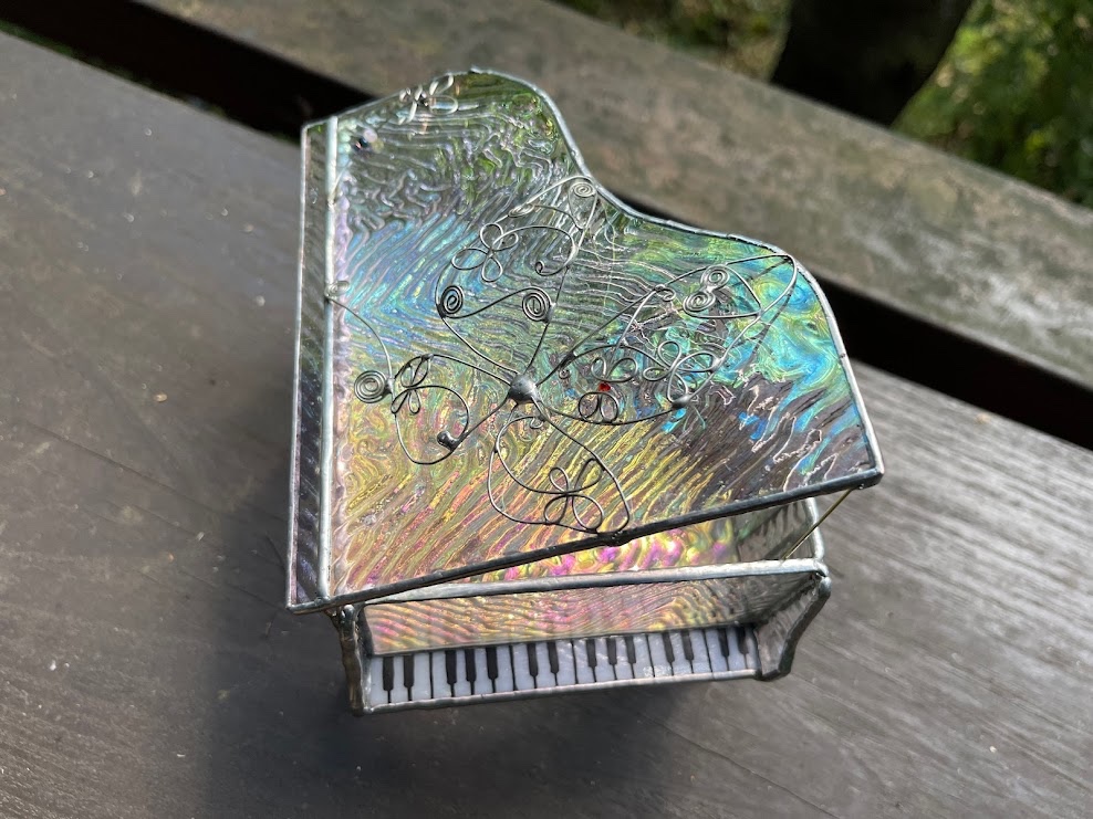 ピアノ（ステンドグラスのボックス）