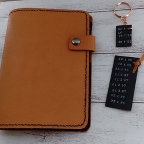 高品質ヌメ革・大地のシステム手帳カバー ＆栞＆キーホルダーの3点  