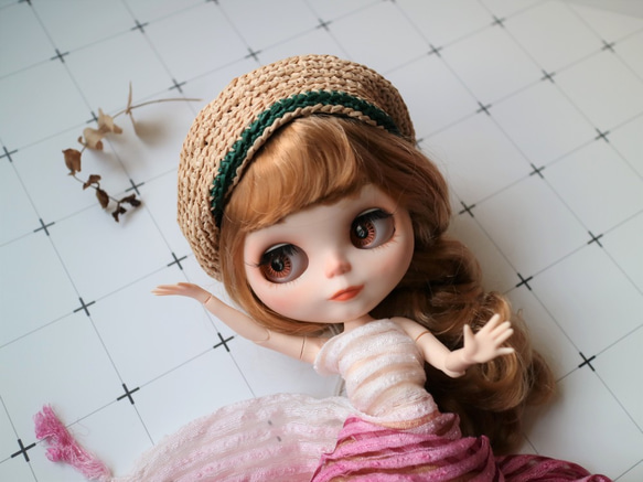ブライスベレー帽小さな人形ウェンチンスタイルの乳白色のベレー帽、小さな葉の装飾手作りのかぎ針編み編み物かわいい純粋なBJDリカち 1枚目の画像