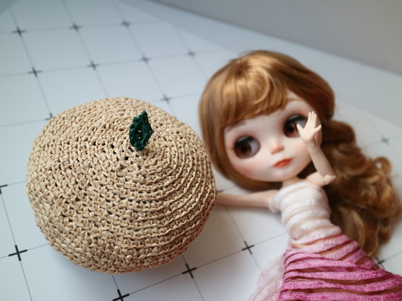 ブライスベレー帽小さな人形ウェンチンスタイルの乳白色のベレー帽、小さな葉の装飾手作りのかぎ針編み編み物かわいい純粋なBJDリカち 3枚目の画像