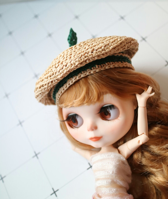 ブライスベレー帽小さな人形ウェンチンスタイルの乳白色のベレー帽、小さな葉の装飾手作りのかぎ針編み編み物かわいい純粋なBJDリカち 6枚目の画像