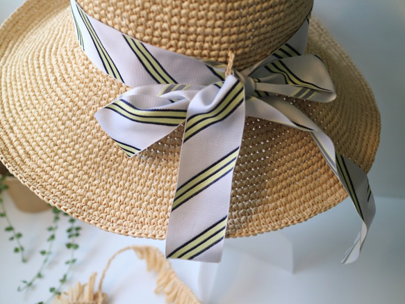 夏の日よけ帽子 ベージュ レディース 帽子 ラフィア 麦わら帽子 手作り かぎ針 かぎ針編み イベント 飾り帯 3枚目の画像