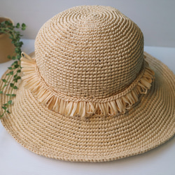 夏の日よけ帽子 ベージュ レディース 帽子 ラフィア 麦わら帽子 手作り かぎ針 かぎ針編み イベント 飾り帯 5枚目の画像