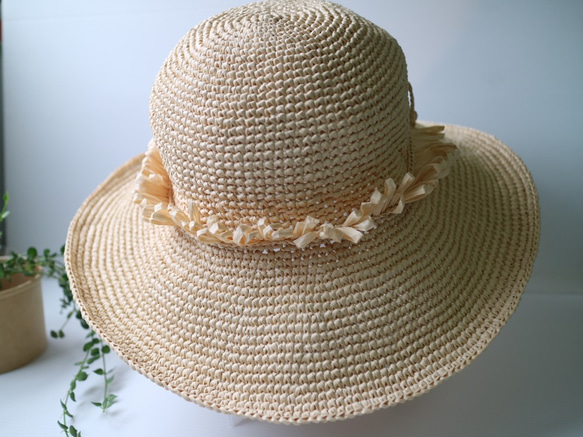 夏の日よけ帽子 ベージュ レディース 帽子 ラフィア 麦わら帽子 手作り かぎ針 かぎ針編み イベント 飾り帯 8枚目の画像