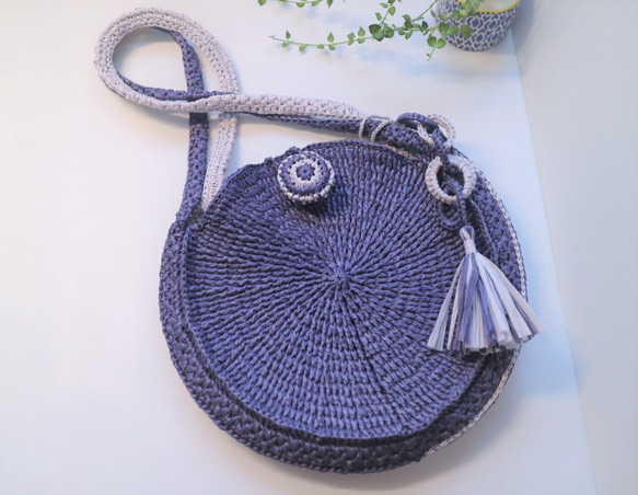 純粋に手作りのかぎ針編みバッグ、ブルーとグレーの両面と2色のラウンドハンドバッグ、ショルダーバッグ、円形のタッセルチャームが付属 1枚目の画像