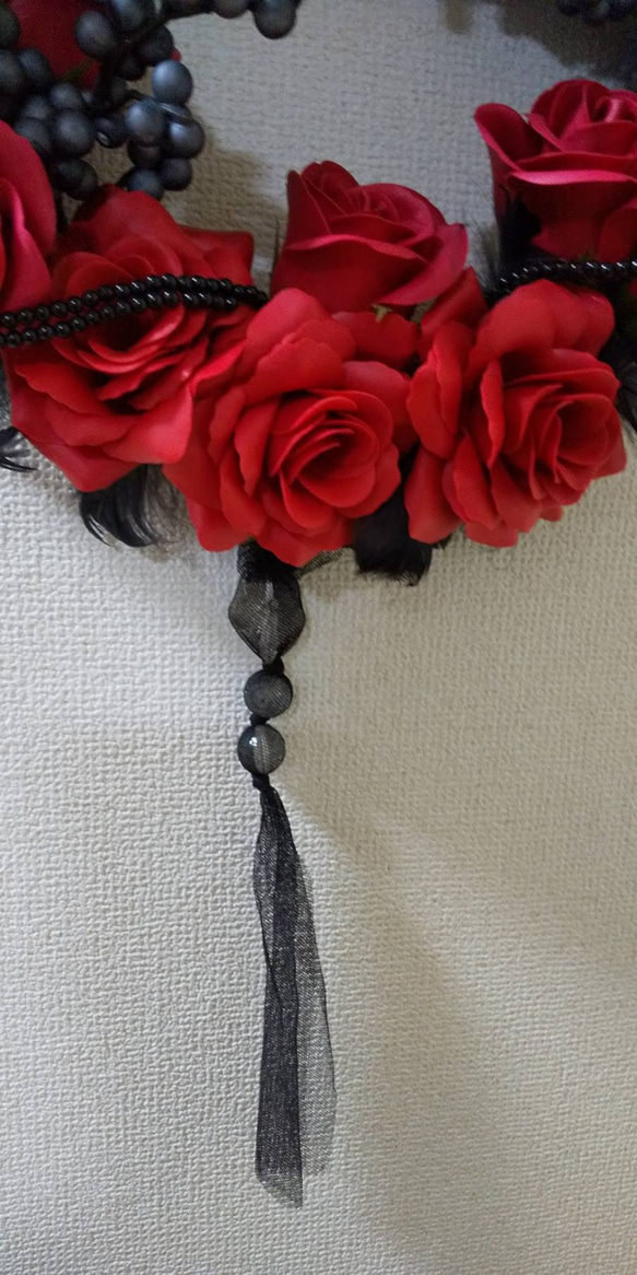 赤いバラと黒い羽根のリース 2枚目の画像