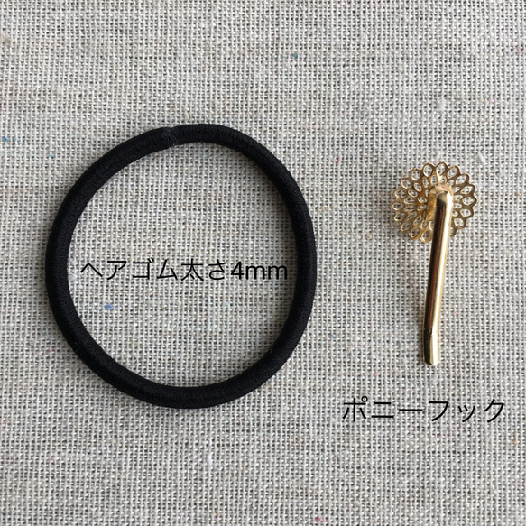 冬チャームが揺れる〜スエードリボンのヘアアクセ　オリーブ 5枚目の画像