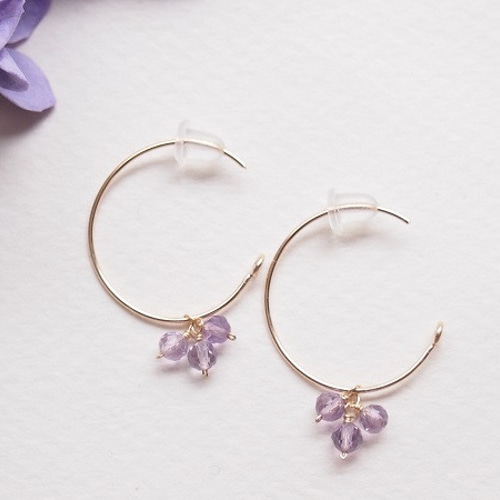 アシンメトリー ラベンダー×フープ ☞ ハンドメイド ピアス イヤリング ラベンダー色のフープピアス（14kgf） ピアス（フープ） perle 通販