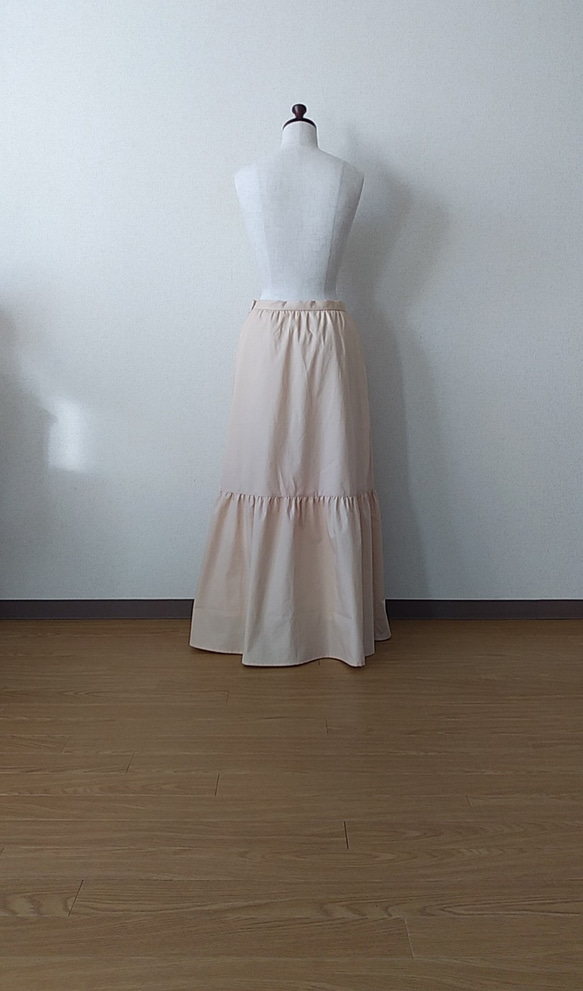ベージュのスカート⑤・ロング丈・膝の高さで切替ギャザー 4枚目の画像