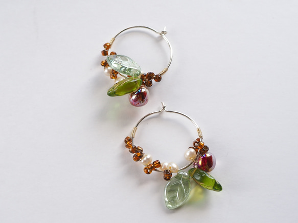 淡水真珠とガラスビーズが果実なピアス4 2枚目の画像