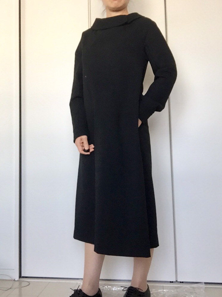 ロールカラーのブラックワンピース