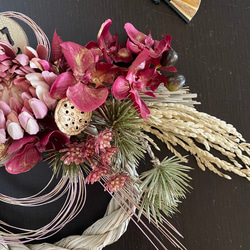 ワインレッドの胡蝶蘭×モーブピンクカラーのマムと小花　和モダンしめ縄リース  Mサイズ 2枚目の画像