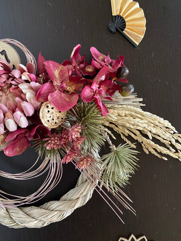 ワインレッドの胡蝶蘭×モーブピンクカラーのマムと小花　和モダンしめ縄リース  Mサイズ 2枚目の画像