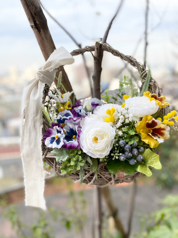 ♪寄せ植え風♪ バッグリース　〜パンジーとラナンキュラス〜 ＊30cm＊ 2枚目の画像