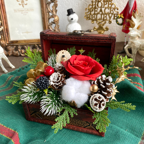 アンティーク木箱の華やかな♪クリスマスアレンジ♪ アートフラワー La 