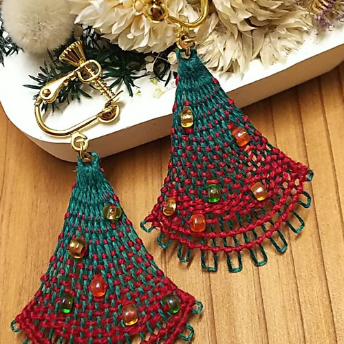 ニャンドゥティ イヤリング /三角/心踊るクリスマスカラー/糸の