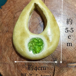 ティアドロップ型陶器ネックレス(黄瀬戸+緑ガラス) 3枚目の画像