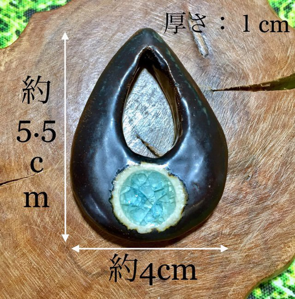 ティアドロップ型陶器ネックレス(加茂川石釉+水色ガラス) 3枚目の画像