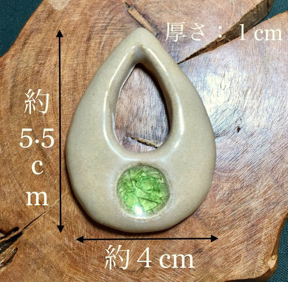 ティアドロップ型陶器ネックレス(透明釉+緑ガラス)(白、赤土混合) 3枚目の画像