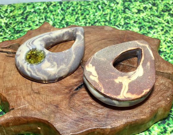 ティアドロップ型マーブル模様陶器ネックレス(透明釉+飴ガラス) 2枚目の画像