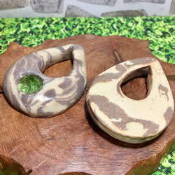 ティアドロップ型マーブル模様陶器ネックレス(透明釉+緑ガラス) 2枚目の画像