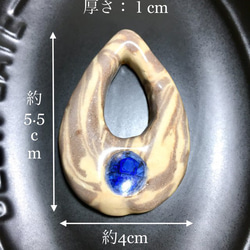 ティアドロップ型マーブル模様陶器ネックレス(透明釉+青ガラス) 3枚目の画像