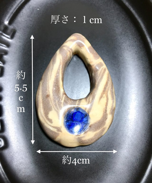ティアドロップ型マーブル模様陶器ネックレス(透明釉+青ガラス) 3枚目の画像