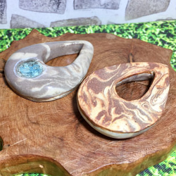 ティアドロップ型マーブル模様陶器ネックレス(透明釉+水色ガラス) 2枚目の画像