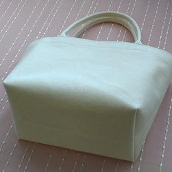 日本製 シンプルな帆布トートバッグ (Sサイズ) 生成 3枚目の画像