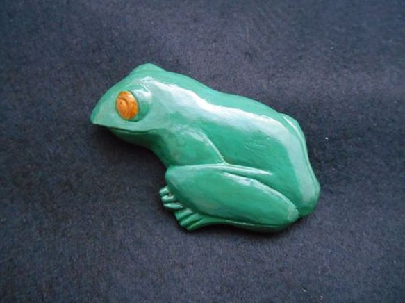 【彫刻】【漆】ブローチ　蛙 3枚目の画像