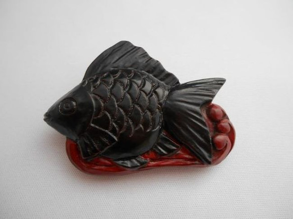 【彫刻】【漆】スカーフ留め　金魚 2枚目の画像