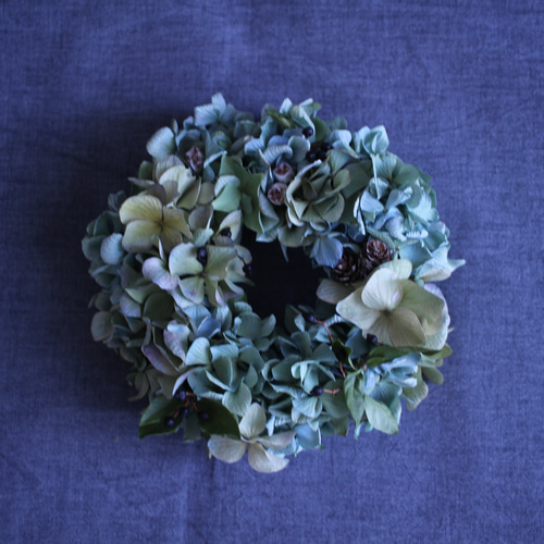 水色紫陽花と秋の実物のふんわりリース✳︎ドライフラワー◎18センチ  