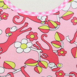 かわいい　ＵＳＡ　モンキー　さる　動物　ピンクドット　立体ポケットお食事エプロン　保育園　出産祝い　ラミネート　ベビー 2枚目の画像