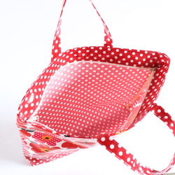 ファスナー付きで安心　防水ラミネート素材のレッスンバッグ　北欧　花柄　赤ドット　入園入学　通園バッグ　女の子 5枚目の画像