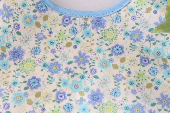 優しいお花　水色　立体ポケットお食事エプロン　離乳食　保育園　出産祝い　ラミネート　女の子 2枚目の画像