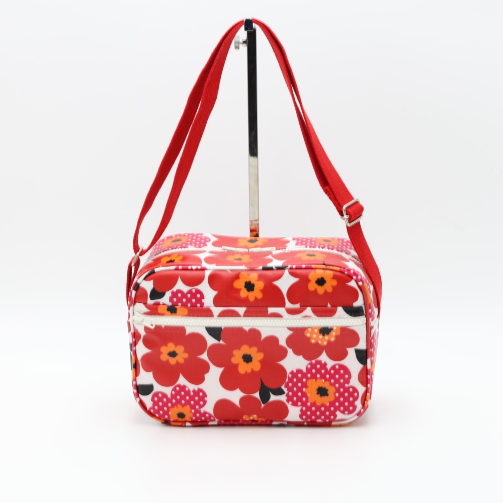 受注製作　SALE  幼稚園バッグ　防水ラミネート素材のショルダーバッグ　北欧　赤花柄　入園　幼稚園　通園バッグ　女の子