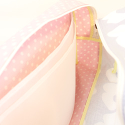 おしりふきポーチ付き　たっぷりなのにスッキリ　大きめおむつポーチ　北欧　グレー　花　桜ピンク水玉　出産祝い　ラミネート 4枚目の画像