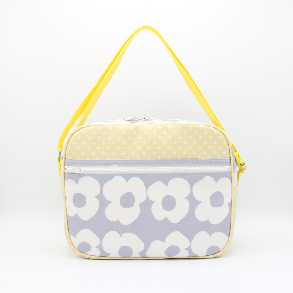 在庫あり　大きい幼稚園バッグ　防水ラミネート素材のショルダーバッグ　北欧　花柄　黄色　通園バッグ　入園　保育園　女の子