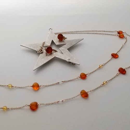 地球の温もりを紡いだ琥珀のロングネックレス ネックレス・ペンダント  