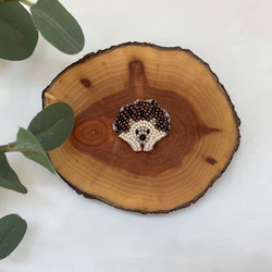 《受注生産》ビーズ刺繍・小粒な動物ブローチ・ハリネズミ(ブラウン） 1枚目の画像