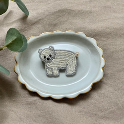 《受注生産》ビーズ刺繍・動物ブローチ・のっそりシロクマ 1枚目の画像