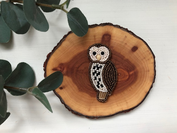 受注生産》ビーズ刺繍・動物ブローチ・ふくろう・ウラルフクロウ