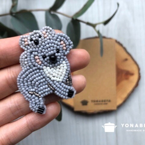 タケコブター コアラ スイカビーズ 刺繍 ブローチ ハンドメイド タケコブター様 専用 コアラ スイカビーズ 刺繍 ブローチ