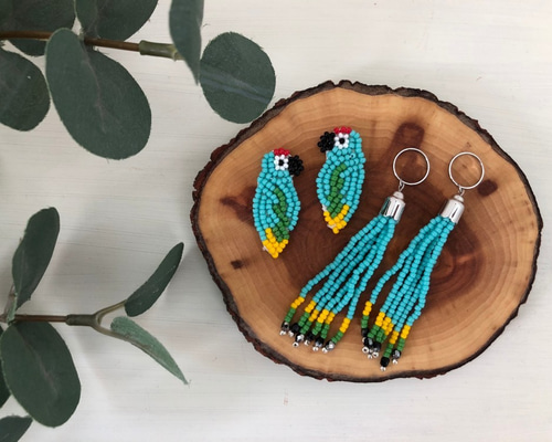 受注生産》ビーズ刺繍・動物シリーズ耳飾り・ コンゴウインコピアス