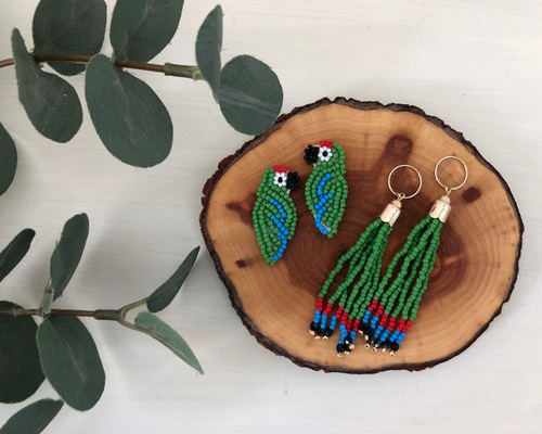 受注制作》ビーズ刺繍・動物シリーズ耳飾り・ ミドリゴウインコピアス