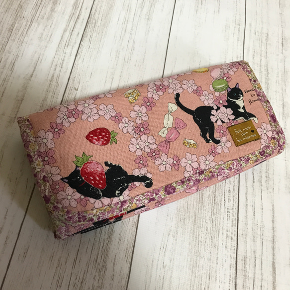 カードたっぷり収納☆ハンドメイド　長財布☆ネコちゃん　お花　　　　いちご 2枚目の画像