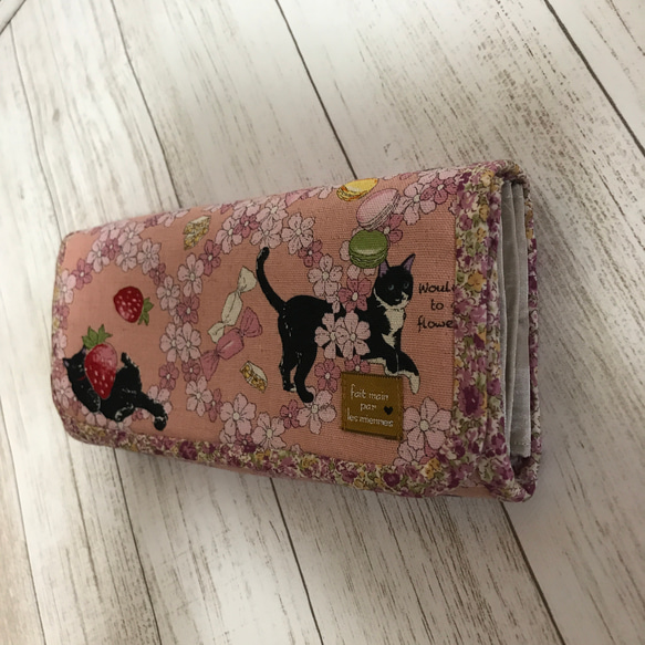 カードたっぷり収納☆ハンドメイド　長財布☆ネコちゃん　お花　　　　いちご 3枚目の画像